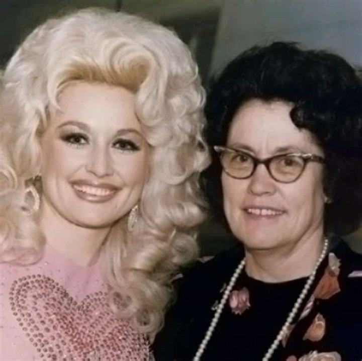 What happened to Dolly Parton's mother?