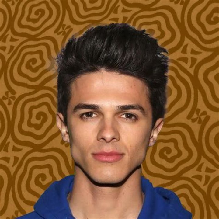 Age, Height, Family, Girlfriend, Movies, Net worth |