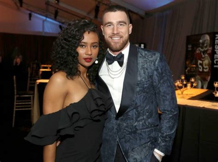 Does Peyton Hillis have a wife or girlfriend?