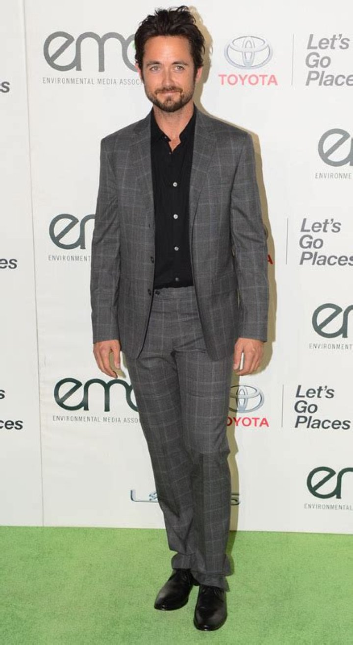 Justin Chatwin's Height: Uncovering The Star's Stature