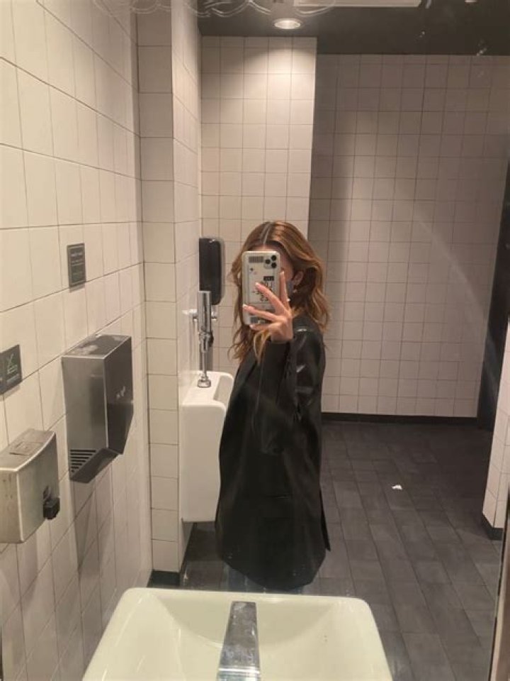 The Guide To Taking The Perfect Public Bathroom Selfie: Tips And Tricks For Captivating Shots