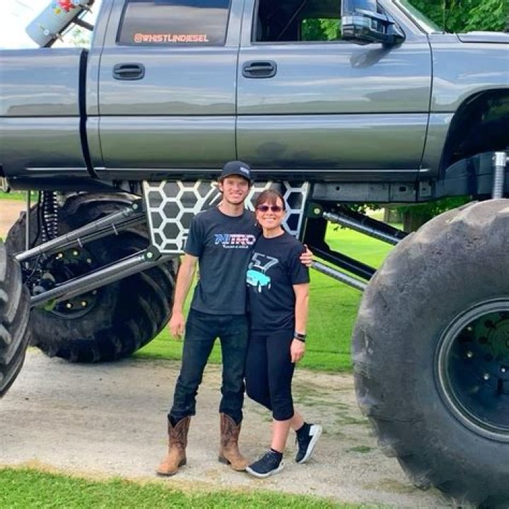 Who is WhistlinDiesel's Wife or Girlfriend?